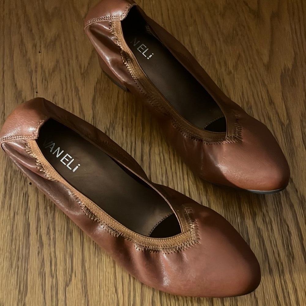 Vaneli Brown Leather Elasticized Top Block Heel Pumps Size 7.5